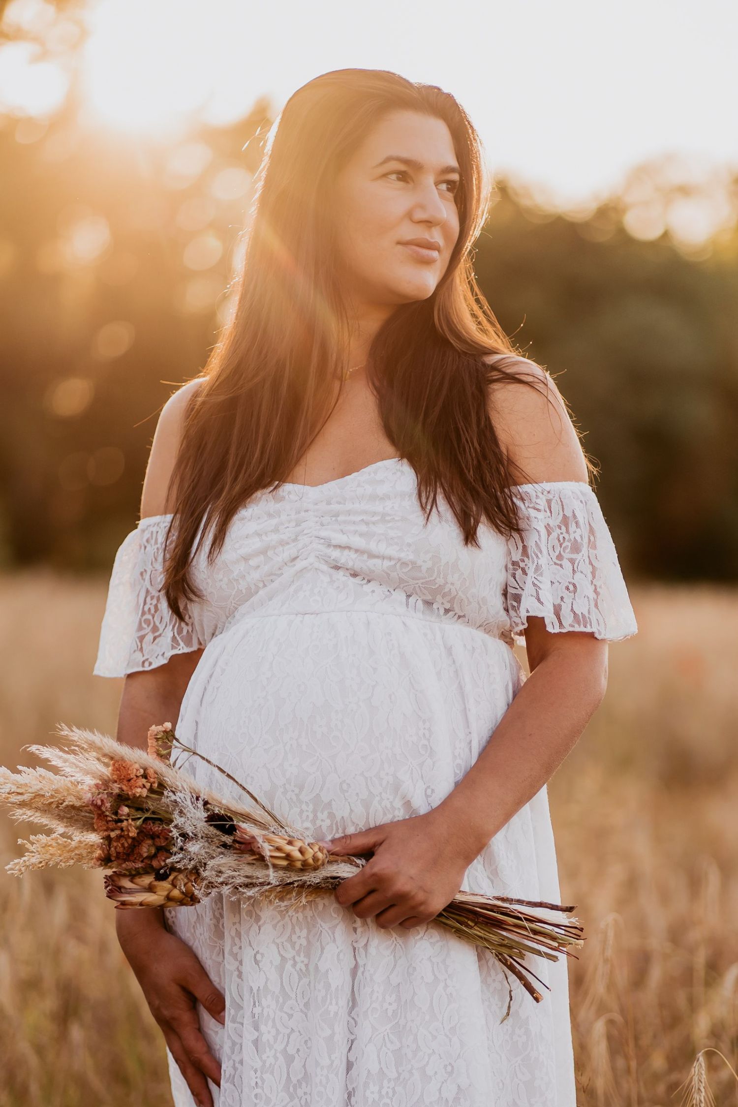 Golden hour fotograaf voor een romantische zwangerschapsshoot. Zwangerschapsreportage door de fotograaf te Gierle