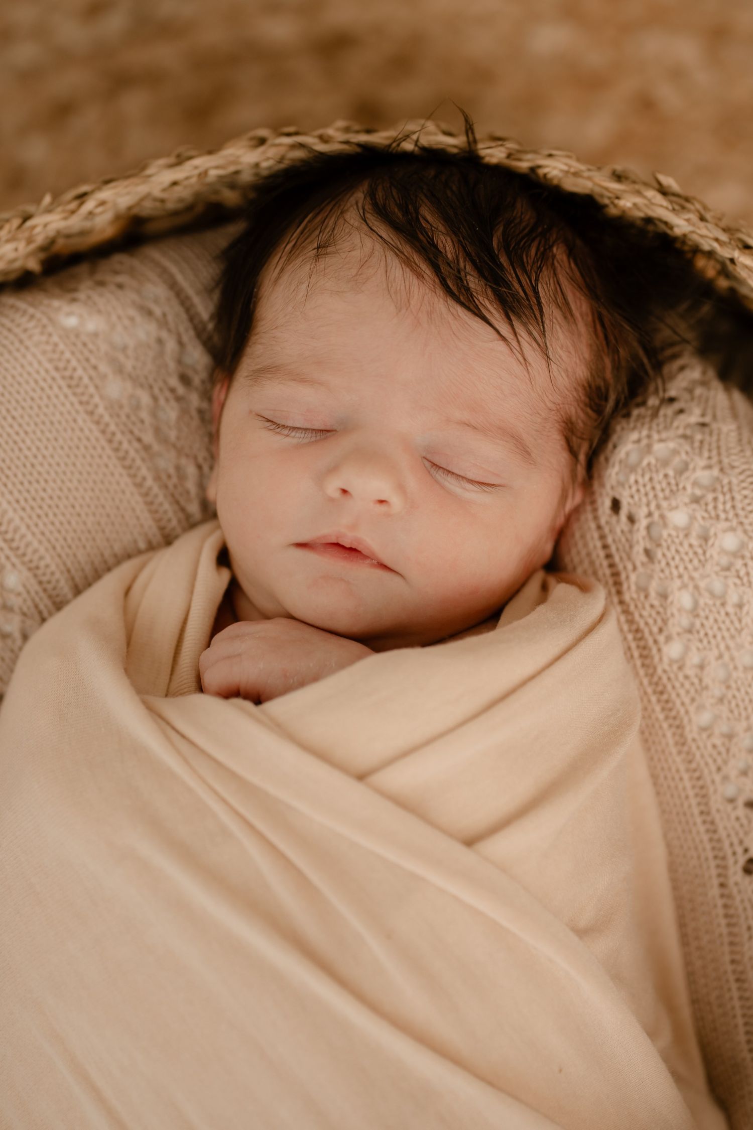 Boho Newbornshoot Fotoshoot van je Newborn, baby in zachte neutrale kleuren